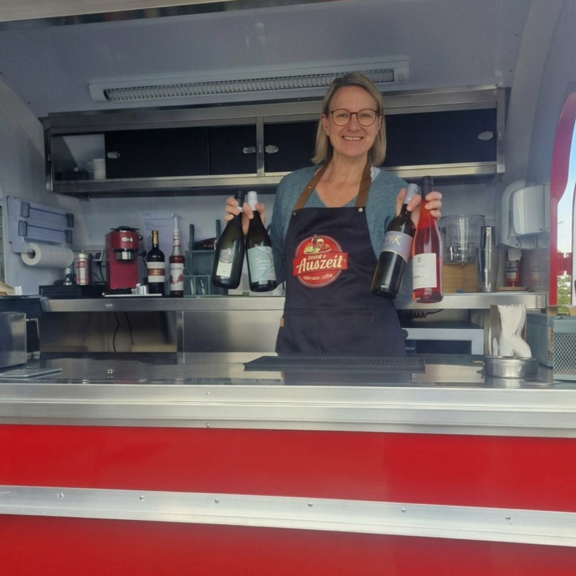 Roter Weintrailer von Anny's Auszeit mit Menütafel und Gläsern