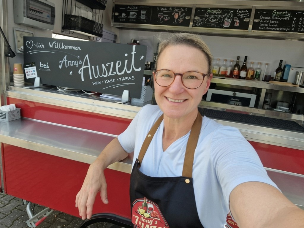 Das ist Anny von Annys Auszeit vor ihrem roten Verkaufswagen